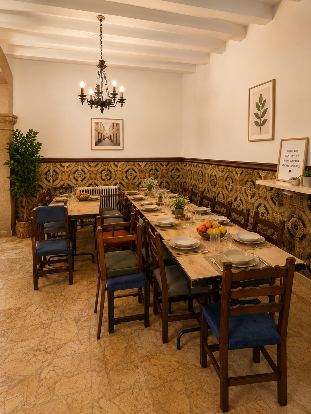 Zona de comedor con arcada y azulejería tradicional