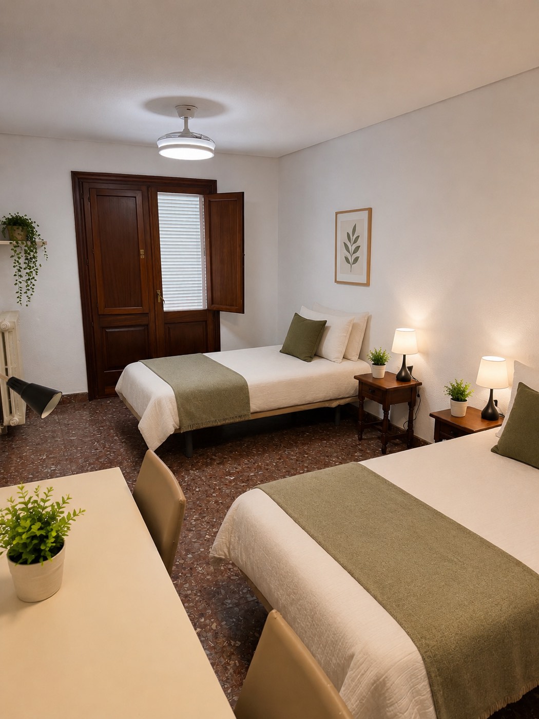 Habitación doble con dos camas individuales y contraventanas de madera