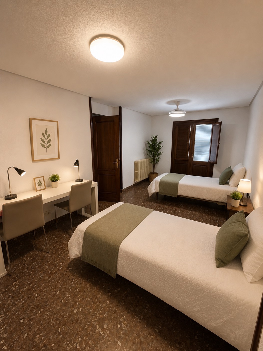 Habitación doble con escritorio doble, dos camas y ventana con contraventana
