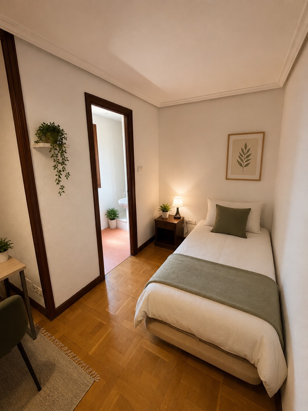Habitación individual con baño privado en suite visible al fondo